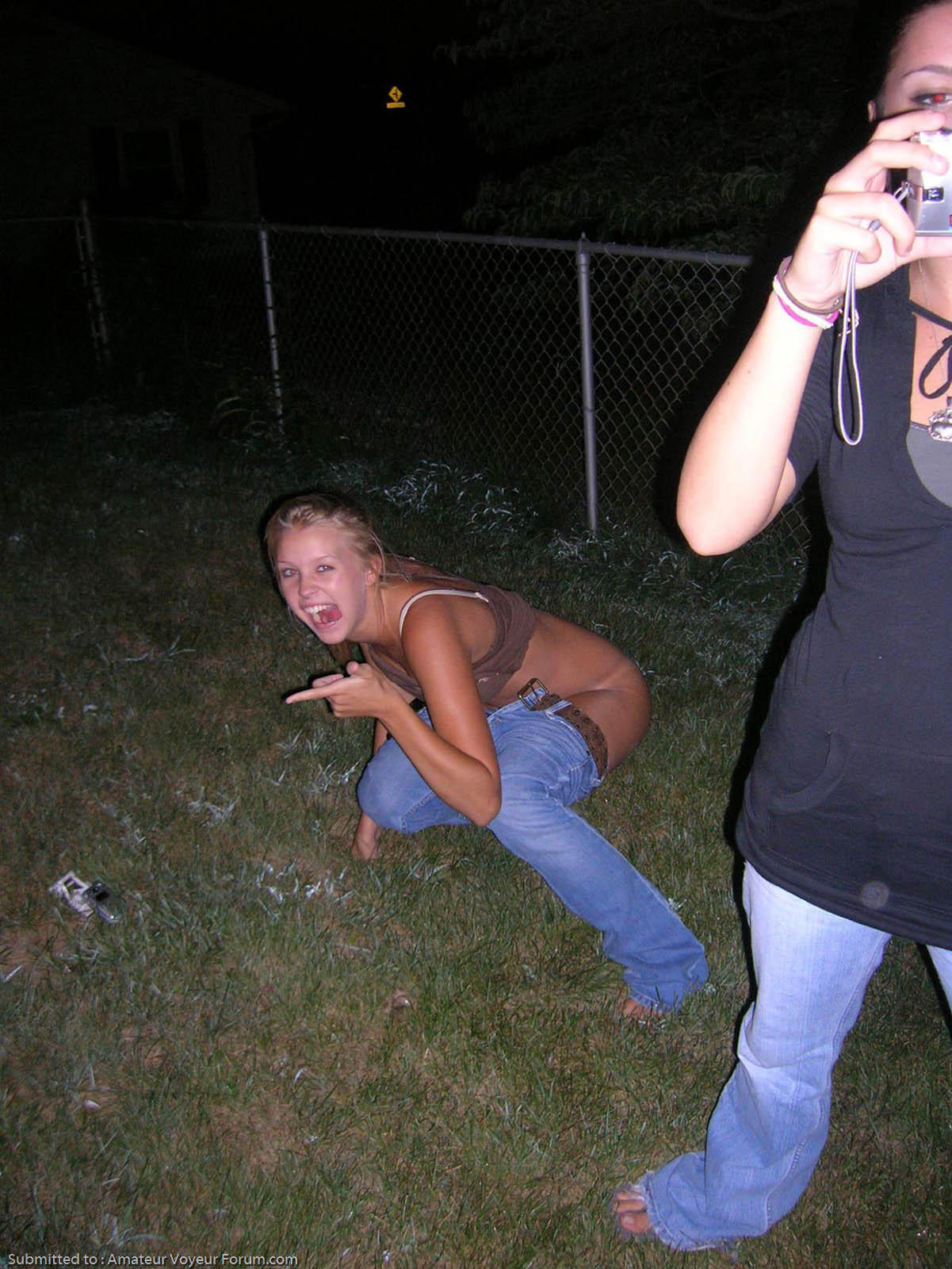 Scuttlebutt recommendet nude teens peeing outside together