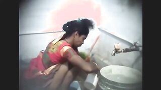 Pissing saree