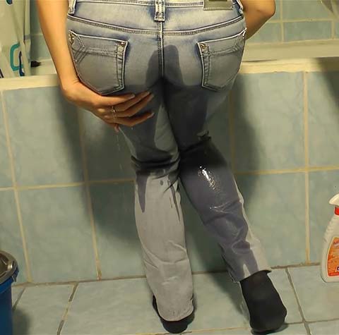 Wetting my jeans outdoors - Public pee in pants.